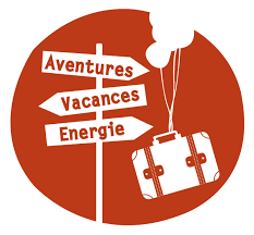 logo de l'asso Aventures Vacances Energie, mot inscrits sur un panneaux de directions + valise accrochée à des ballons qui flottent