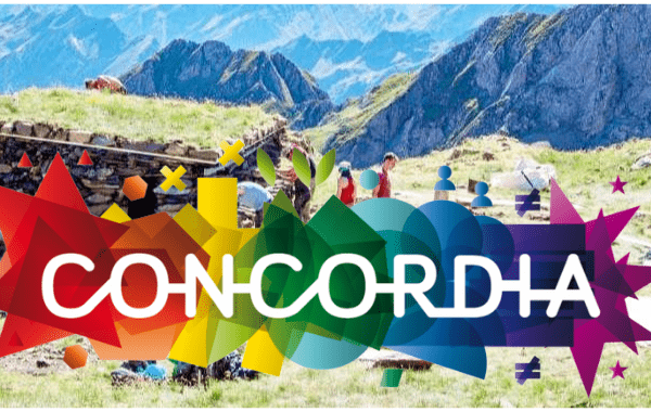 logo de l'association Concordia, en arrière plan une photographie d'un chantier en montagne