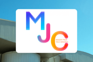 Logo de la MJC MIRAMAS arrière plan des locaux de la MJC