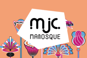 Logo PEA - MJC Manosque sur fond orange et fleurs graphiques