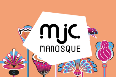 Logo PEA - MJC Manosque sur fond orange et fleurs graphiques