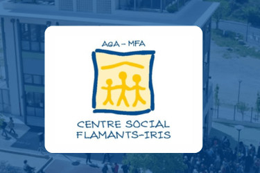 logo du centre social flamants iris sur fond bleu et batiment du centre social en transparence