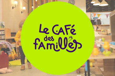 logo café des familles avec photo de l'intérieur du café