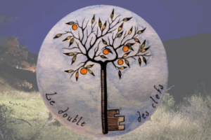 logo Le double des clefs sur fond photo nature