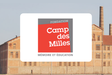 Loco fondation camp des milles sur fond monument
